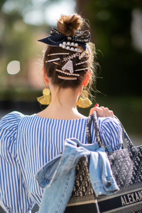 ヘアアクセサリーをたくさんつけたお団子ヘアの女性