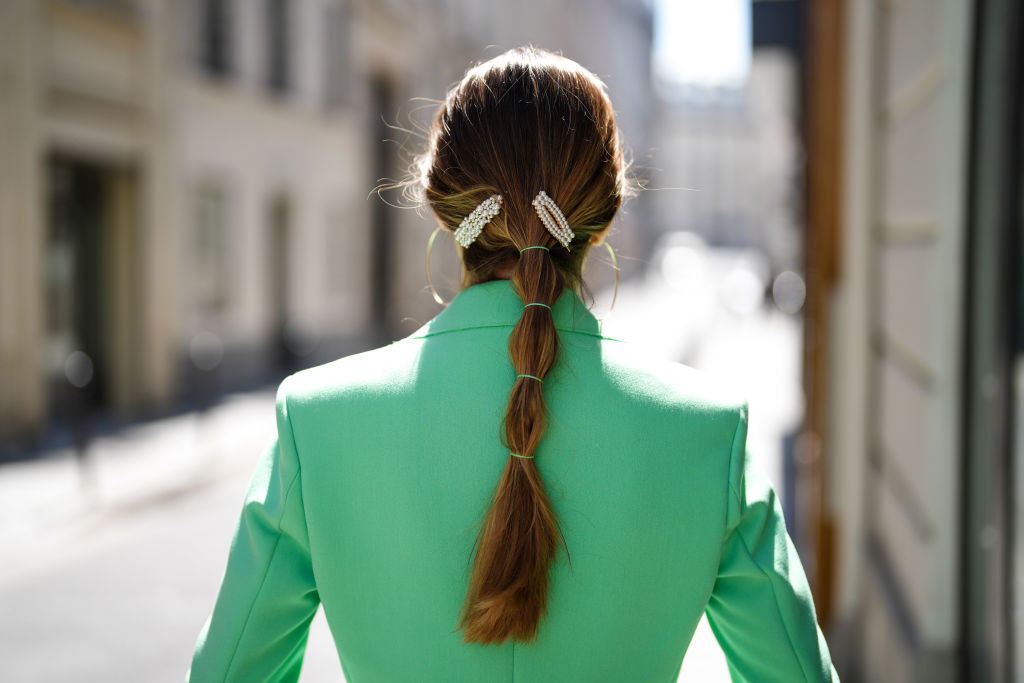 ヘアクリップを付けたまとめ髪の女性