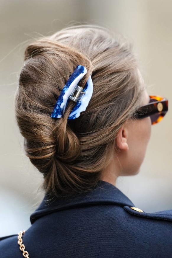 青いヘアクリップを付けた女性