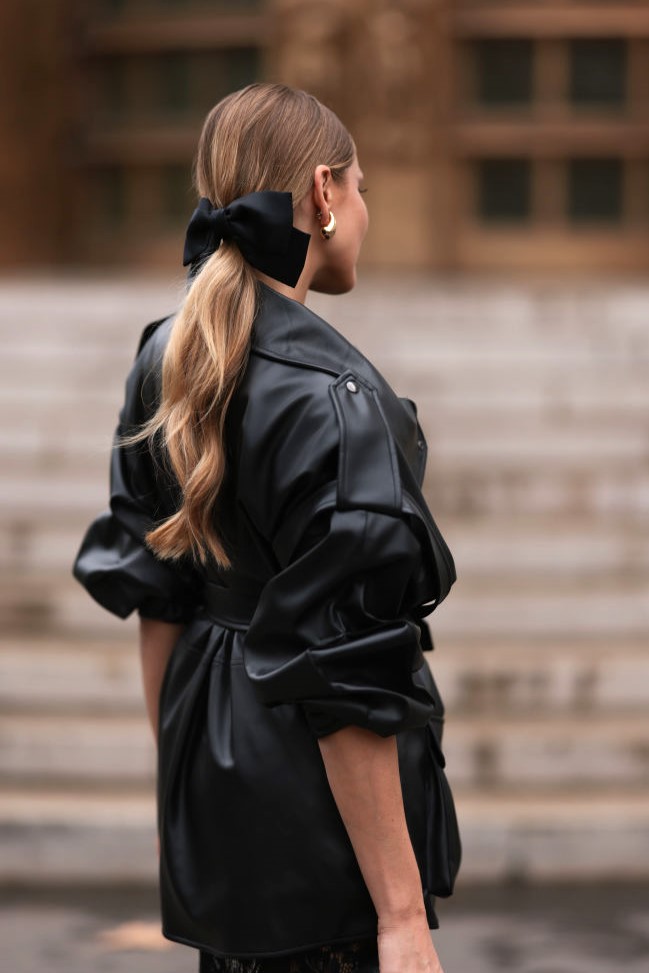 ブラックのリボンのヘアアクセ