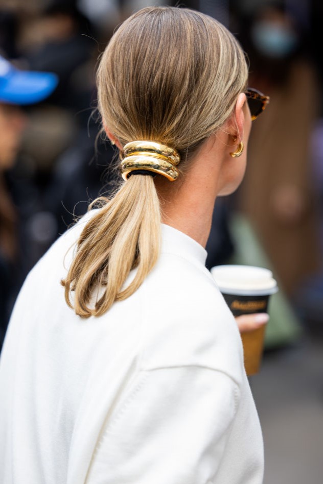 ビッグなメタルモチーフのヘアアクセ