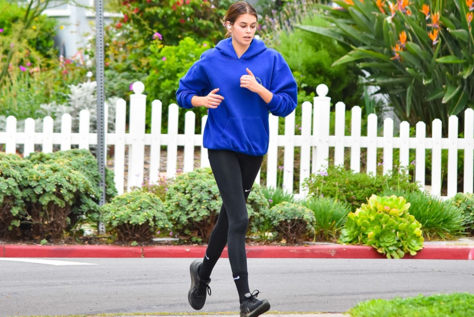 海外セレブがお手本！秋のスポーツウェアコーデ | GLADDプラス