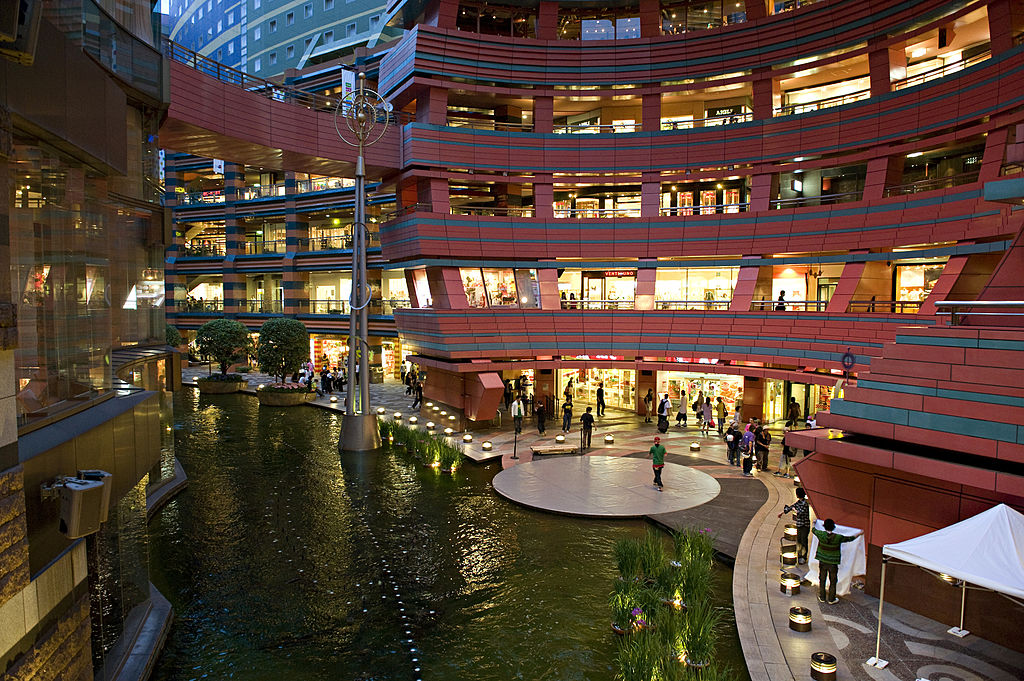 FUKUOKA CITY, FUKUOKA PREFECTURE, JAPAN - 2008/06/01: View of Canal City in Hakata district, the biggest shopping mall in Fukuoka City, built around an artificial canal running off the Naka river.. (Photo by Rio Helmi/LightRocket via Getty Images)