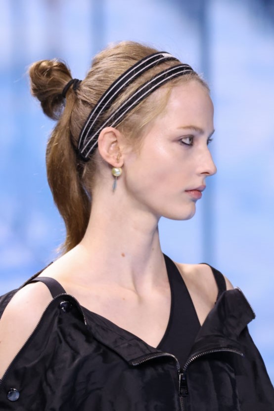 夏のヘアアレンジ カチューシャ