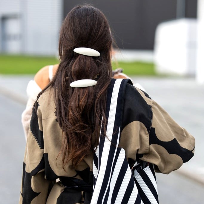 夏のヘアアレンジ バレッタ ヘアピン