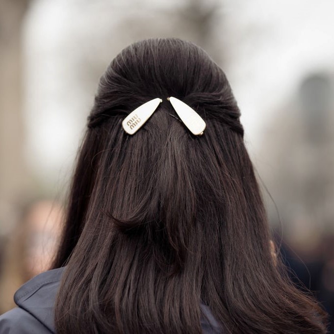 夏のヘアアレンジ バレッタ ヘアピン